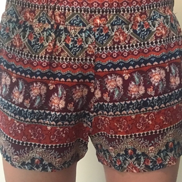 ⬇️$5 Sale⚡️ Floral Printed Shorts - Picture 5 of 8